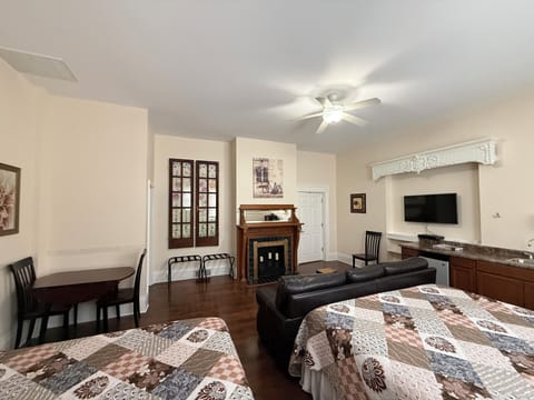 Studio Suite #2 | Hypo-allergenic bedding, iron/ironing board, free WiFi, bed sheets