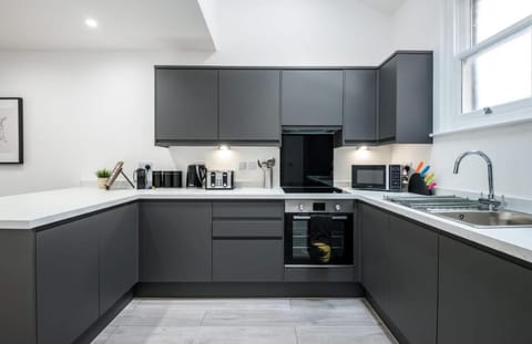 House, 4 Bedrooms | Private kitchen