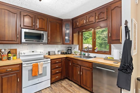 Coffee maker, toaster, wireless phone charger. Blender and air fryer available