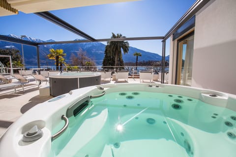 Sauna, hot tub, steam room, Turkish bath, body treatments, facials