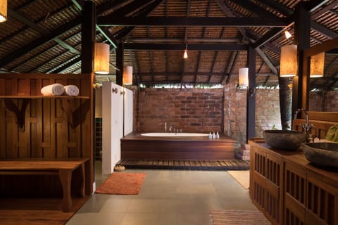 Family Double Room, Beachside | Bathroom | Free toiletries, hair dryer, towels