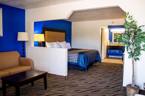 King Suite with Jacuzzi | In-room safe, desk, iron/ironing board, free WiFi