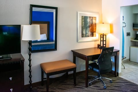 Deluxe Family Room | In-room safe, desk, iron/ironing board, free WiFi