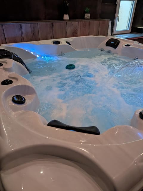 Indoor spa tub