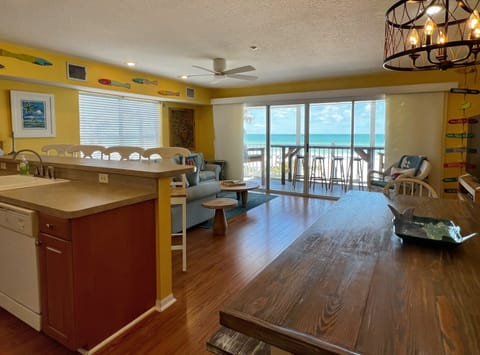 Beachfront living room, kitchen, and dining room for beautiful m - Beachfront living room, kitchen, and dining room for beautiful meals and relaxation.