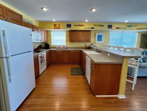 Fully equipped kitchen stocked with all of the tools and cookwar - Fully equipped kitchen stocked with all of the tools and cookware you could need.