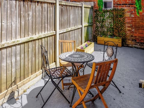 Sitting-out-area | Cosy Cottage, Manningtree