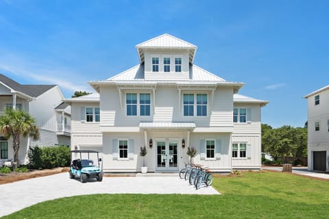 Cruise-ready: 7 bikes + 6 seater golf cart for beach days & town exploring