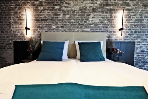 In-room safe, laptop workspace, blackout drapes, soundproofing