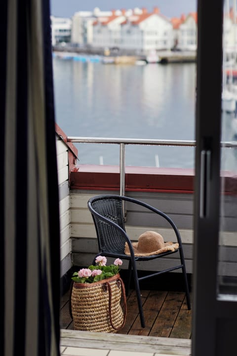 Twin Room, Balcony, Sea View | Living area