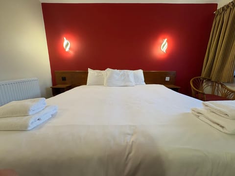 Deluxe Double Room | Iron/ironing board, free WiFi, bed sheets
