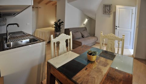 Room, 1 Bedroom, Smoking | Living room