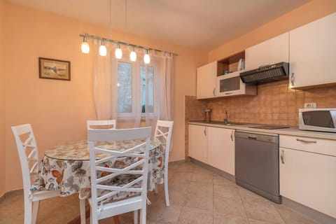 Apartment, 1 Bedroom, Accessible, Smoking | Dining room