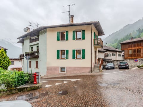 Building, Window, House, Residential Area, Home, Town, Architecture, Neighbourhood, Roof, Human Settlement