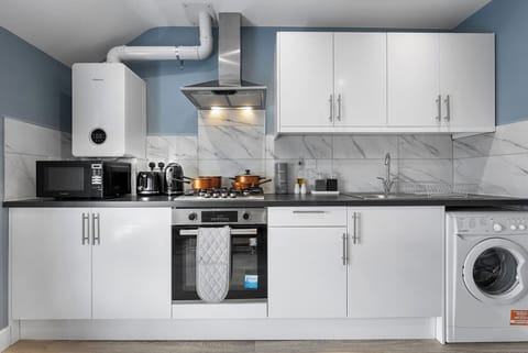 [Fully equipped kitchen]