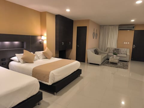 Triple Room | In-room safe, laptop workspace, iron/ironing board, WiFi (free)