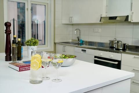Full-size fridge, microwave, oven, dishwasher