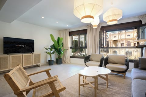 Exclusive Apartment, Kitchen, City View | Living area
