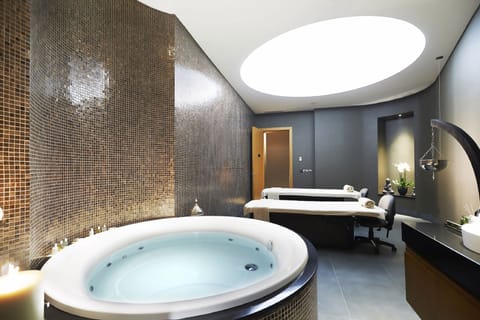 Indoor spa tub