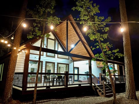 Cozy deck, hot tub & fireplace with woodland views of "Little Wildflower," OK