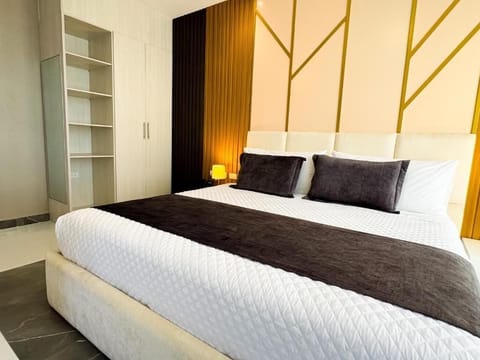 Deluxe Room | Minibar, in-room safe, iron/ironing board, WiFi (free)