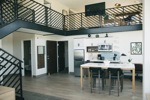 Suite, 1 Bedroom, Kitchen (Penthouse) | Premium bedding, down comforters, desk, laptop workspace