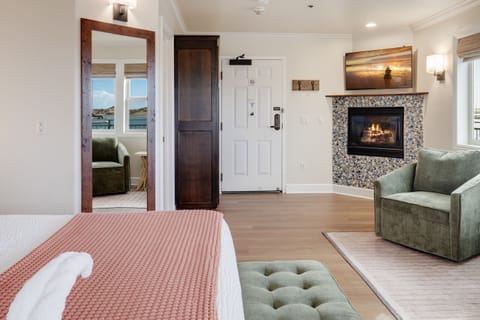Panoramic Suite, Private Bathroom, Ocean View (Kelp Oceanfront King) | Room amenity