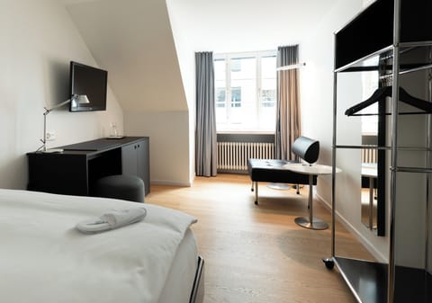 Hypo-allergenic bedding, down comforters, minibar, in-room safe