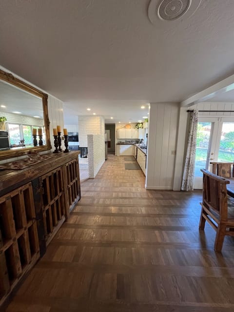 Entry-very open floor-plan