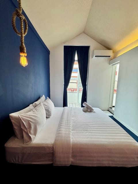 Deluxe Double Room, 1 Queen Bed, Non Smoking, Balcony | Free WiFi, bed sheets