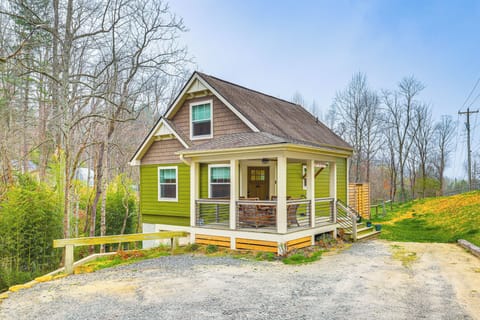 Hendersonville Vacation Rental | 2BR | 2BA | 900 Sq Ft | 4 Steps to Enter