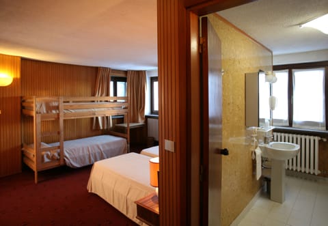 Quadruple Room | In-room safe, soundproofing, free WiFi, bed sheets