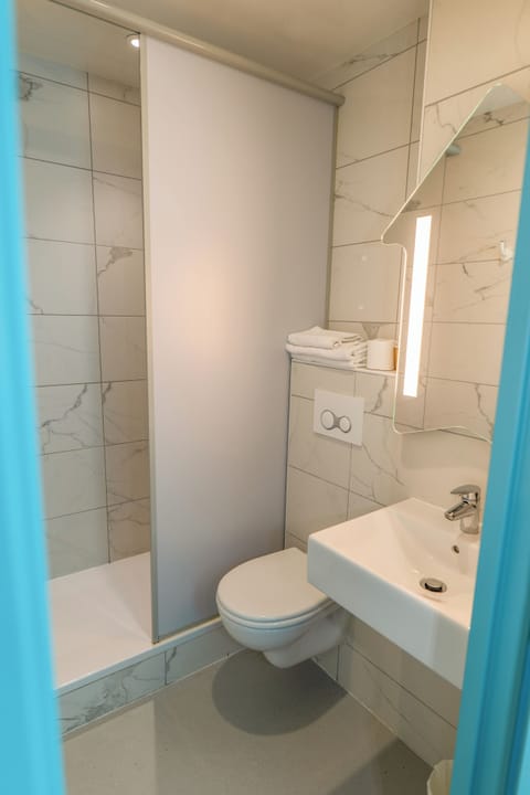 Classic Triple Room, Multiple Beds | Bathroom | Shower, hair dryer, towels, soap