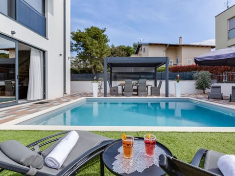 Swimming Pool, Resort, Residential Area, Outdoor Furniture, Eco Hotel, Estate, Shade, Courtyard, Leisure, Villa