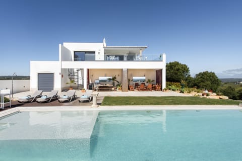 House | 5 bedrooms, desk