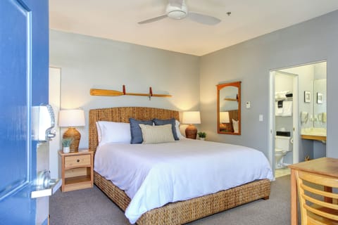 Welcome to Oyster Outlook, Unit 105! This cozy downstairs studio features a comfy king bed and a compact kitchenette—perfect for your seaside escape.