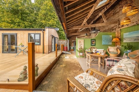 Hewie's Cottage: Outdoor, covered seating area with accessibility ramps