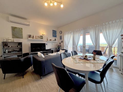Apartment, 2 Bedrooms, Smoking, Balcony | Dining room