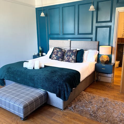Suite, 1 King Bed | In-room safe, iron/ironing board, free WiFi, bed sheets