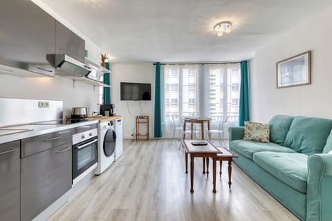 Cuisine ouverte sur séjour aménagée et équipée