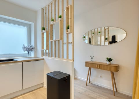 Cuisine ouverte sur séjour aménagée et équipée