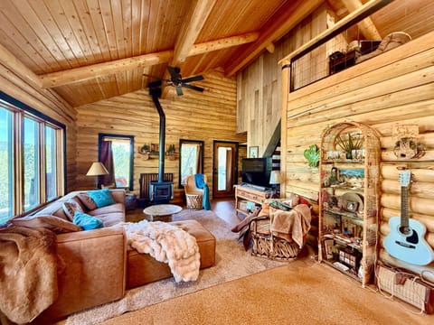 Welcome to Turquoise Tumbleweed, where comfort meets rustic charm. This new cabin is nestled in the trees and sleeps 4, has all the conveniences of home, offers a private hot tub, and is in close proximity to Zion National Park and Bryce Canyon!
