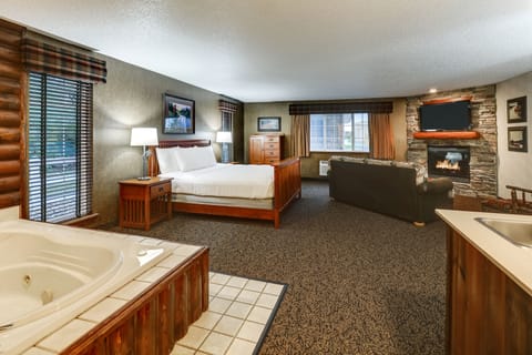 Theme Suite with Whirlpool | Desk, iron/ironing board, free WiFi, bed sheets