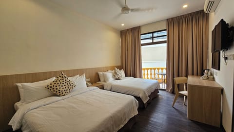 Family Room | In-room safe, desk, iron/ironing board, free WiFi