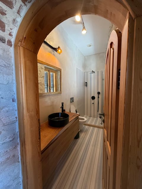 Deluxe Double Room | Bathroom | Slippers