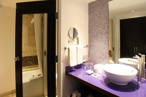 Combined shower/tub, deep soaking tub, eco-friendly toiletries