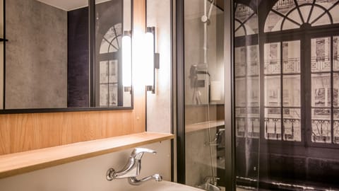 Combined shower/tub, eco-friendly toiletries, hair dryer, towels