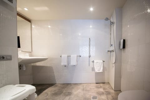 Combined shower/tub, deep soaking tub, eco-friendly toiletries