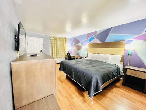 Standard Room, 1 King Bed, Non Smoking | Desk, laptop workspace, free WiFi, bed sheets