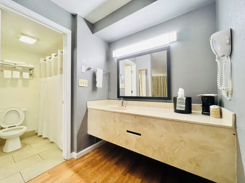 Standard Room, 1 King Bed, Non Smoking | Desk, laptop workspace, free WiFi, bed sheets